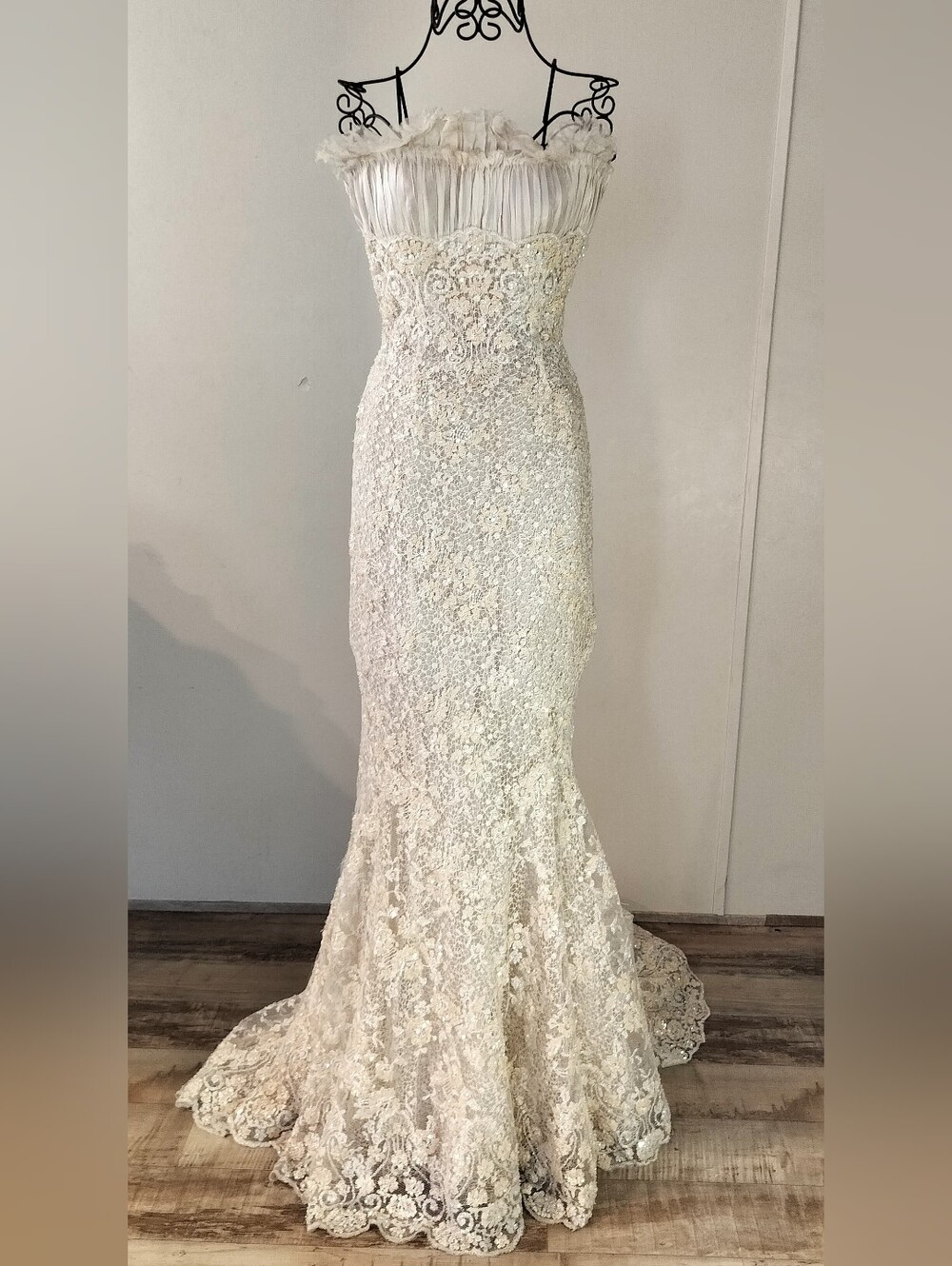 Pronovias Off-White Strapless Lace Trumpet Gown
